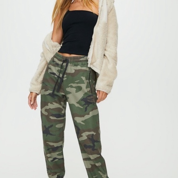 ⭐️HP⭐️ Aritzia TNA Alix Camouflage Joggers Pant - Picture 2 of 11